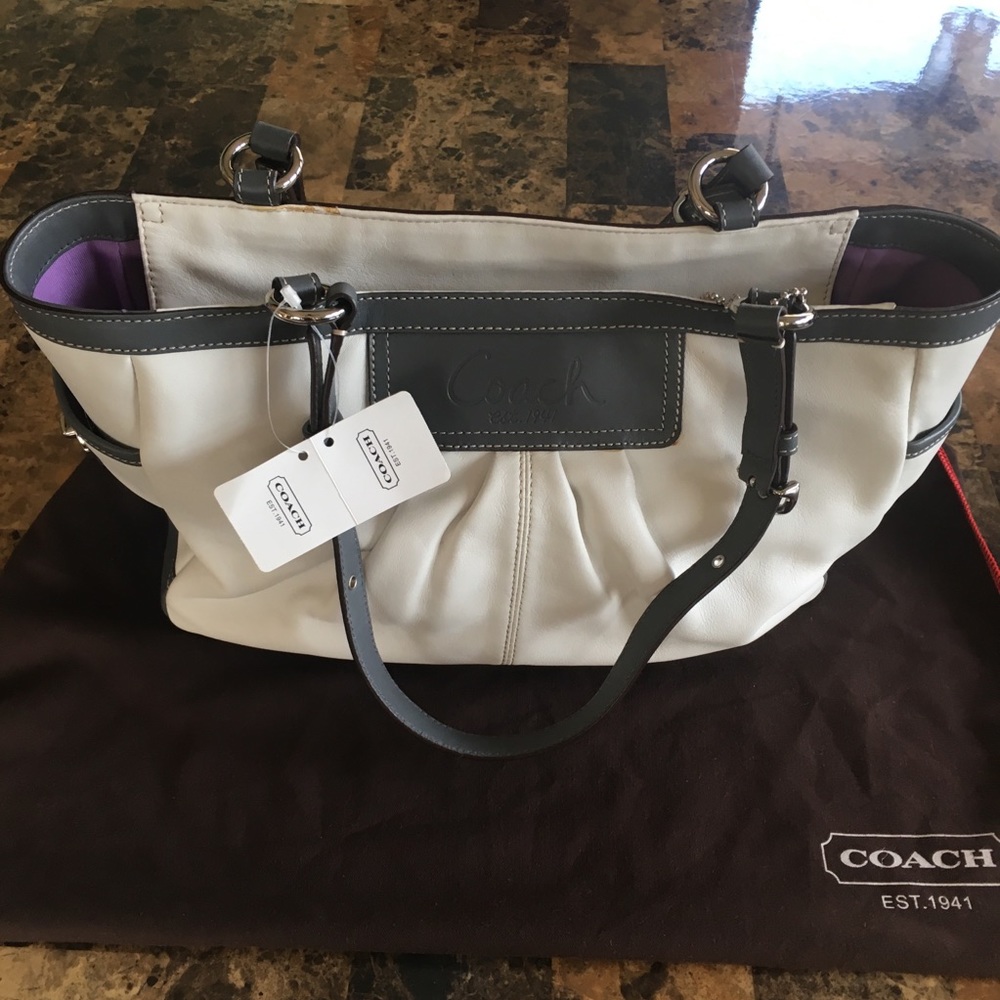 Coach leather bag & dust bag included 💕🌸💓